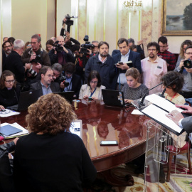 El portavoz del Gobierno, Íñigo Méndez de Vigo, se dirige a la prensa en el Congreso. /REUTERS