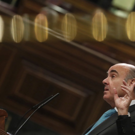 El ministro de Economía, Luis de Guindos en el Congreso. /EFE