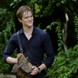 Lucas Till interpretando a MacGyver