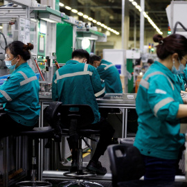 Trabajadores en la línea de producción de una planta de componentes electrónicos de Pekín. REUTERS/Florence Lo