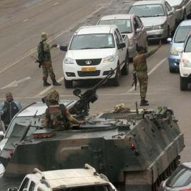 Un tanque del Ejército corta el tráfico en una avenida de Harare. | REUTERS