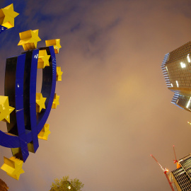 El logo del euro, frente a la sede del BCE en Fráncfort. REUTERS/Kai Pfaffenbach