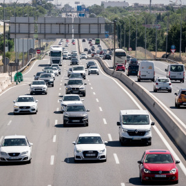 Varios coches circulan en la autovía A-4, a 11 de agosto de 2023, en Madrid (España).