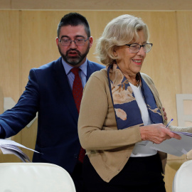 La alcaldesa de Madrid, Manuela Carmena, junto al delegado de Economía y Hacienda, Carlos Sánchez Mato. EFE/ Juan Carlos Hidalgo