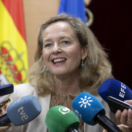 La vicepresidenta primera y ministra de Asuntos Económicos y Transformación Digital, Nadia Calviño, ha atendido este sábado a los medios de comunicación en la subdelegación del Gobierno en Cádiz, donde ha presentado su candidatura a presidir el Ban