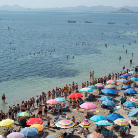 Decenas de personas durante el abrazo al Mar Menor, a 12 de agosto de 2023, en Murcia, Región de Murcia (España).