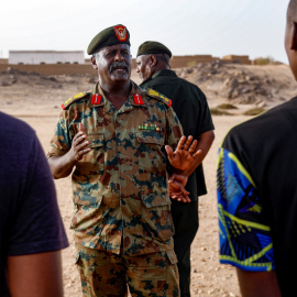 Un oficial sudanés habla con civiles reclutados por el ejército mientras participan en un entrenamiento militar en el área de Kassinger, en el estado del norte de Sudán, el 9 de agosto de 2023.