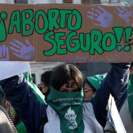 Varias manifestantes se reúnen en una plaza central de Lima para conmemorar el Día Internacional para la Despenalización del Aborto el 28 de septiembre de 2022.