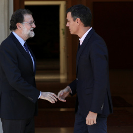 Mariano Rajoy y Pedro Sanchez antes de reunirse el pasado 2 de octubre en el Palacio de La Moncloa. REUTERS/Rafael Marchante