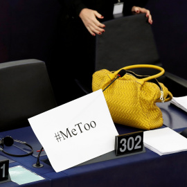 Un cartel en una mesa del Parlamento Europeo con el hastag #metoo que denuncia el abuso sexual. /REUTERS