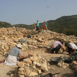 Una trentena de persones, divides en dos torns, treballen en la 25a campanya d'excavació al jaciment de Sant Jaume d'Alcanar