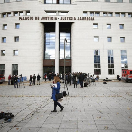 Un gran número de medios de comunicación se han acreditado para cubrir este lunes el inicio del juicio en el Tribunal Superior de Justicia de Navarra contra 'La Manada'. EFE/ Jesus Diges