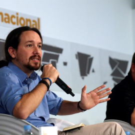 Pablo Iglesias en la presentación de "Repensar la España plurinacional", junto con el portavoz de En Comú Podem y candidato a las elecciones catalanas, Xavier Domènech, y la responsable de plurinacionalidad, la diputada Meri Pita / EFE