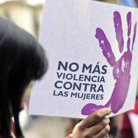 Una mujer porta una pancarta en contra de la violencia machista. EFE/Archivo