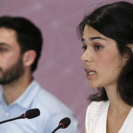 El secretario de organización de Podemos en la Comunidad de Madrid, Fran Casamayor (i), y la diputada Isabel Serra (d), presentan los resultados de la consulta para decidir si se impulsa una moción de censura contra Cifuentes. EFE/MARISCAL