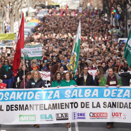 Numerosas personas se manifiestan para denunciar la situación del servicio de salud público vasco, a 25 de febrero de 2023, en Bilbao, Vizcaya, País Vasco (España).