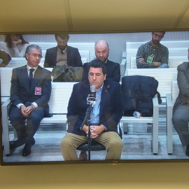 Un monitor de televisión muestra a David Marjaliza, durante su declaración en el juicio en la Audiencia Nacional. Detrás de él, Francisco Granados.