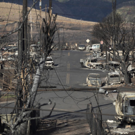 Arboles, coches quemados y ruinas tras el incendio en Hawai