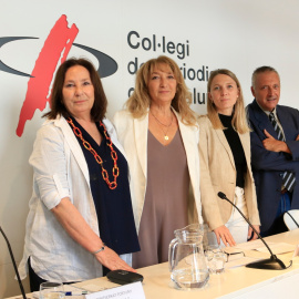 Montserrat Fortuny, advocada de la UAVAT; Sara Bosch, la presidenta; Elisa Micciola, la vicepresidenta i psicòloga, i Robert Manrique, assessor, en l'última roda de premsa de la unitat, al Col·legi de Periodistes de Catalunya, a Barcelona.