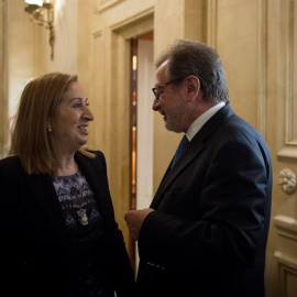 La presidenta del Congreso, Ana Pastor, y el presidente de PRISA, Juan Luis Cebrián, charlando antes del desayuno informativo de Nueva Economía, que se ha celebrado en el Hotel Ritz de Madrid. EFE/ Luca Piergiovanni