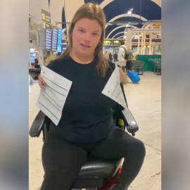 Captura de vídeo publicado por la joven discapacitada en el que denuncia la actitud de Ryanair. - X