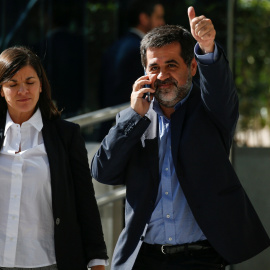 El presidente de la ANC, Jordi Sanchez, saluda a la salida de la Audiencia Nacional, en el receso de las comparecencias previstas por la juez Carmen Lamela. REUTERS/Javier Barbancho