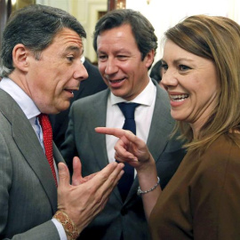 La secretaria general del PP, María Dolores de Cospedal, con el presidente de la Comunidad de Madrid, Ignacio González (i), y el vicepresidente de Organización del partido, Carlos Floriano, en una imagen de archivo. EFE