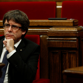 El president de la Generalitat, Carles Puigdemont, durante una de las últimas sesiones en el Parlament de Catalunya. - REUTERS