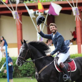 Imagen de Juan García-Gallardo practicando hípica que ha colgado Óscar Puente en  su cuenta de X.