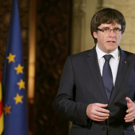 El president de la Generalitat, Carles Puigdemont, durante su mensaje de respuesta a las medidas de suspensión del autogobierno de Catalunya / EFE