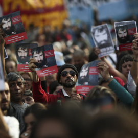 Fotografía de archivo del 1 de septiembre de 2017 de personas durante una concentración para reclamar la aparición con vida del joven Santiago Maldonado, en la Plaza de mayo de Buenos Aires (Argentina). El cadáver hallado este martes en el sureño rí