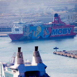 El crucero Moby Dada, más conocido como el 'Piolín', abandonó este jueves el puerto de Barcelona tras casi dos meses alojando a policías. EFE/ Quique García