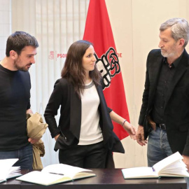 Ramón Espinar, portavoz de Podemos en el Senado, laportavoz adjunta congreso Ione Belarra y el exJEMAD Julio Rodríguez. /EFE