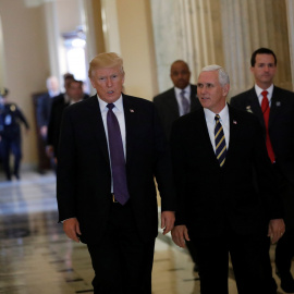 El presidente de EEUU, Donald Trump, y el vicepresidente, Mike Pence, acuden a la Cámara de Representantes para votar la reforma fiscal. REUTERS/Aaron P. Bernstein