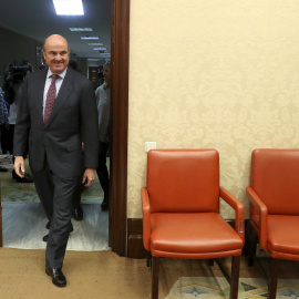 El ministro de Economía Luis de Guindos, a su llegada a una comparación a la Comisión de Economía del Congreso de Los Diputados. EFE/JJGuillen