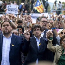 El presidente de la Generalitat, Carles Puigdemont; el vicepresidente Oriol Junqueras y la presidenta del Parlament, Carme Forcadell, durante la manifestación convocada por la Mesa por la Democracia para pedir la libertad de Jordi Sànchez y Jordi Cuixar