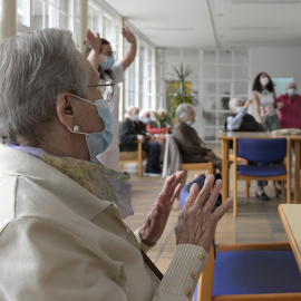 1/3/22-Varios ancianos en una de las salas de la Residencia de mayores de Carballo, a 19 de junio de 2021, en A Coruña, Galicia (España).