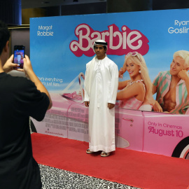 14/8/23 Un joven se fotografía frente a un cartel de 'Barbie' en los Roxy Cinemas de Dubai, el pasado 10 de agosto.