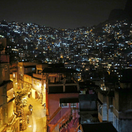 Una imagen nocturna de la favela Rocinha. - REUTERS