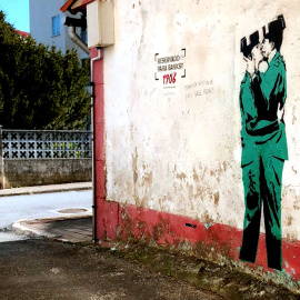 El grafiti de dos guardias civiles besándose que ha aparecido en el barrio de Canido, en Ferrol, y que estudian si puede tratarse de Banksy.