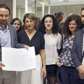 Unidos Podemos- En Comú Podem- En Marea, momentos antes de presentar la Ley de Igualdad Retributiva con el objetivo de acabar con la brecha salarial entre hombres y mujeres, esta mañana en el Congreso de los Diputados. EFE/ JJGuillen