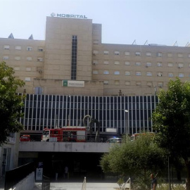 Coches de bomberos en la fachada del hospital sevillano de Valme donde una mujer ha fallecido hoy al ser seccionada por un ascensor del hospital cuando era trasladada en una camilla de una planta a otra.-EFE/David Jiménez Castillo