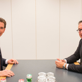 Ministro de Asuntos Exteriores de Austria y al líder del Partido de los Pueblos de Austria (OeVP), Sebastian Kurz y Líder del Partido de la Libertad de Austria (FPOe) Heinz-Christian Strache, durante las conversaciones exploratorias en el edificio de of