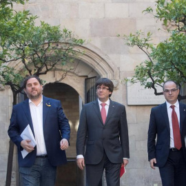 Oriol Junqueras, Carles Puigdemont i Jordi Turull a la seva entrada a la reunió del govern de la Generalitat / EFE Marta Pérez