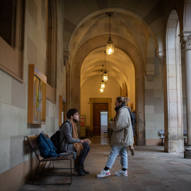 Dos personas en la Facultad de Filología y Comunicación de la Universitat de Barcelona, el edificio central. Imagen de Archivo.