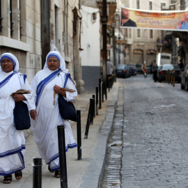 Dos monjas caminan por Damasco. REUTERS/Ali Hashisho