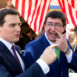 El presidente de Ciudadanos, Albert Rivera junto al líder de su partido en Andalucía, Juan Marín, durante su visita la Feria de Abril de Sevilla. EFE