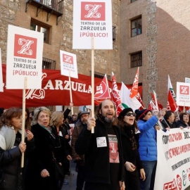 Los trabajadores del Teatro de la Zarzuela durante una protesta contra los planes de fusión con el Teatro Real.- EFE