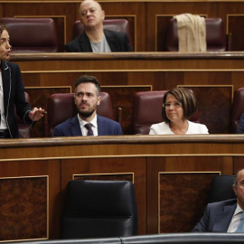 La portavoz adjunta del grupo socialista, Meritxell Batet, durante una de sus intervenciones en la sesión de control al Gobierno que hoy se celebra en el Congreso en presencia del ministro de Economía, Luis de Guindos (d). EFE/Javier Lizon