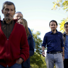 El líder de Podemos, Pablo Iglesias, jubnto a Iñigo Errejon, anets de posar en una foto de familia con otros candidatos de la formación para el 20-D, entre ellos, el general Jose Julio Rodriguez. REUTERS/Sergio Perez